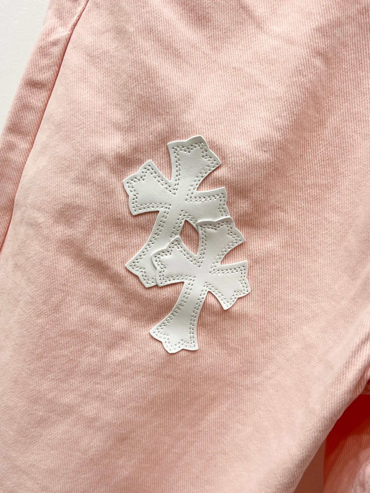 P280 Style number: (r005) Chrome hearts CH co-branded Drak Miami light pink jeans exude uninhibited personality and unique charm. Every wear and tear is carefully designed to present a unique artistic feel. Made of imported denim fabric, which has undergone heavy industrial washing and destruction treatment, the trousers show a super cool effect on the upper body, allowing you to dominate the fashion stage.  This is more than just a pair of jeans, it is an expression of attitude. With its unique design concept and ultimate pursuit of details, Croxin breaks traditional boundaries and defines the jeans trend in the new era. The trousers are made of double-layer woven fabric with customized hardware. Italian-made special cowhide is printed and cut. Custom-made sheepskin three-layer thick-line leather. The whole body is spliced ​​in heavy water washing. Craftsmen hand-splash ink. You can see the details. Three-dimensional cutting version. Loose and comfortable, not flattering. Makes taller and slimmer. Factory Seiko. Original quality control. Same style for men and women. Can be matched with couples. Versatile recommendation. Must-have jeans for all seasons. Color: light pink. Size: 28-30-32-34.